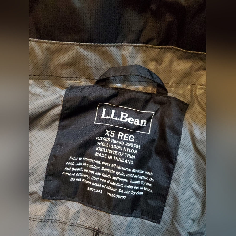 LL Bean Women's Rain Jacket w/ Belt  size XS - Picture 7 of 10
